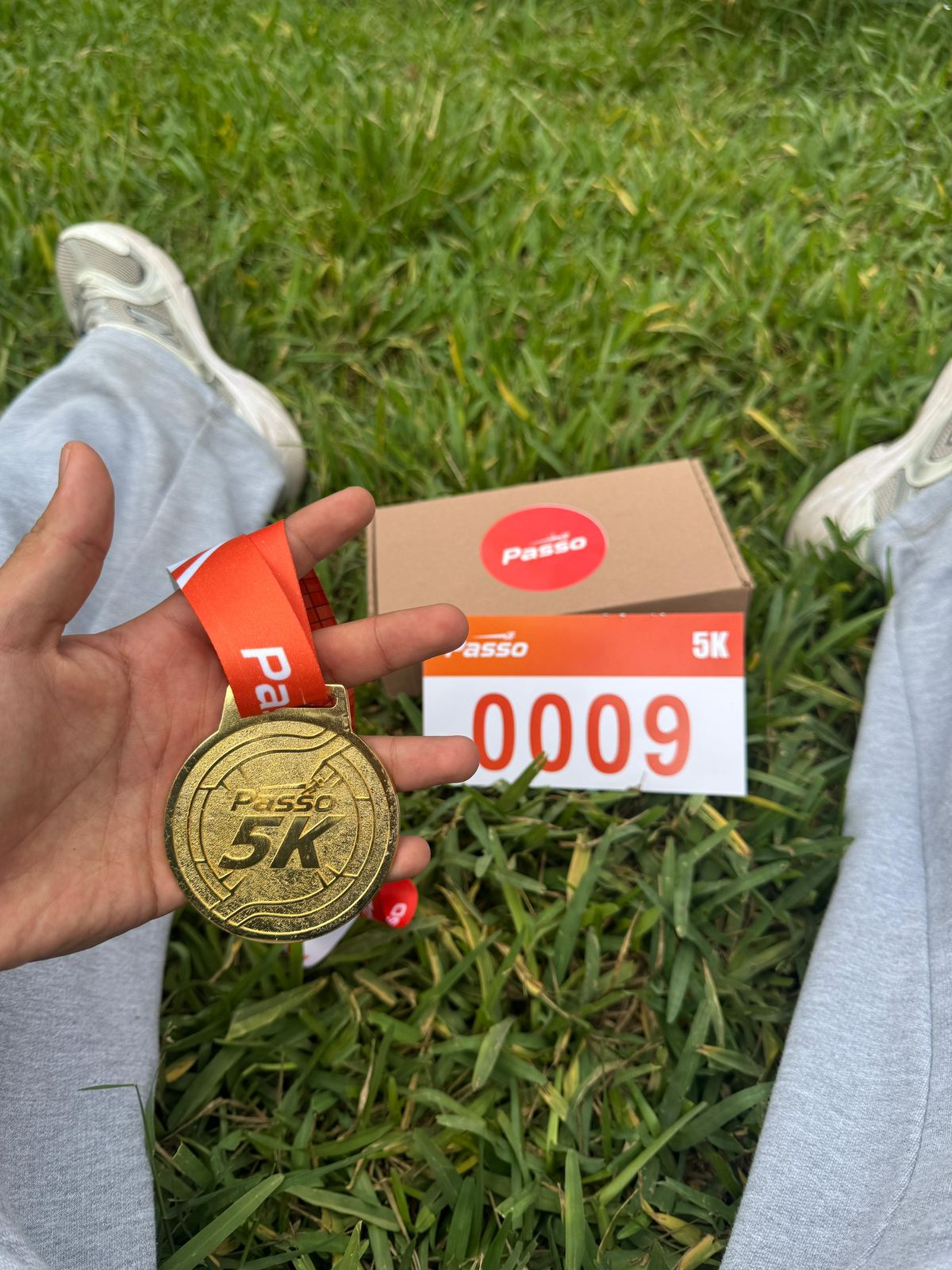 Corredor Passo Runners con su medalla coleccionable