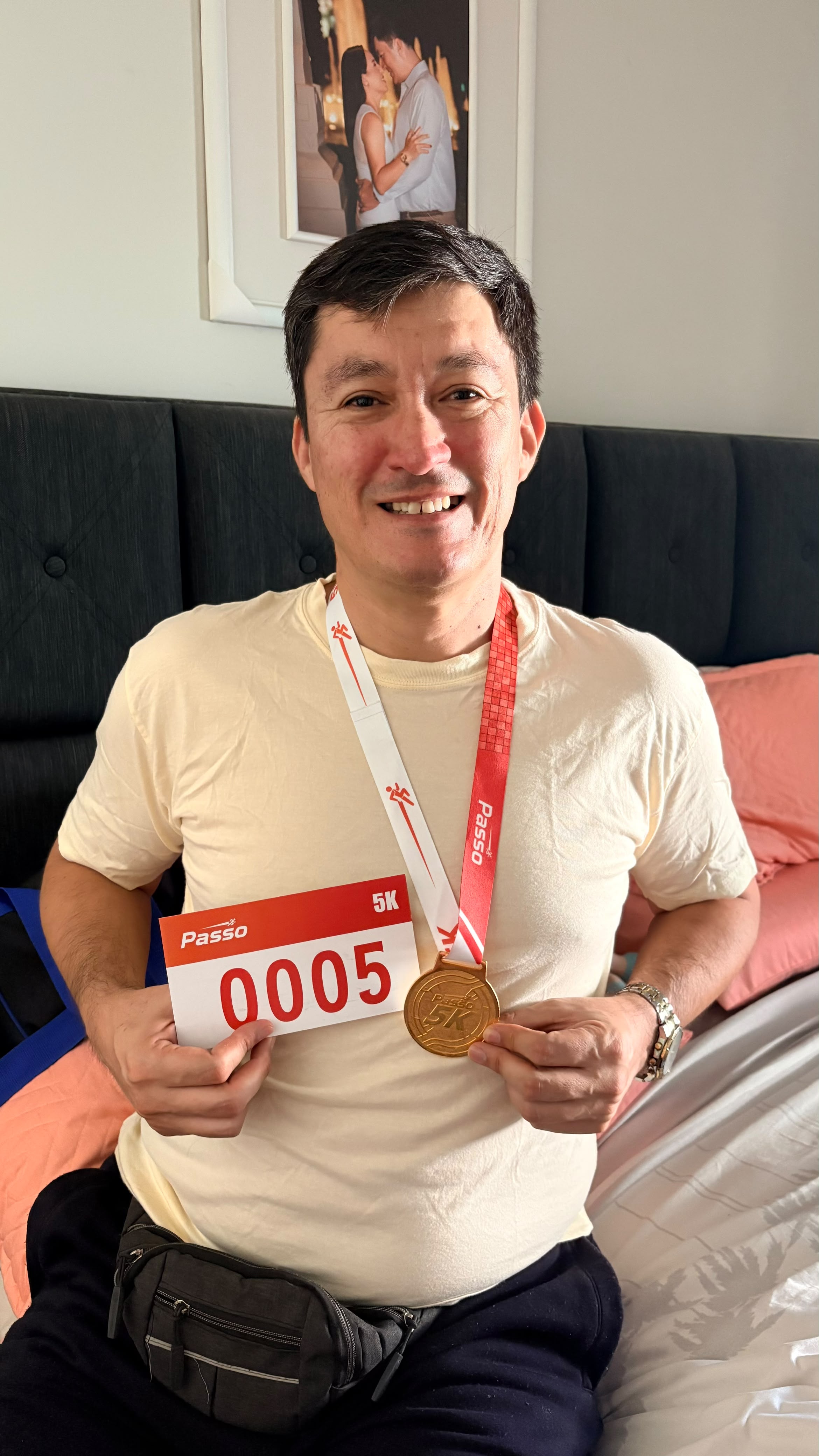 Corredor Passo Runners con su medalla y dorsal