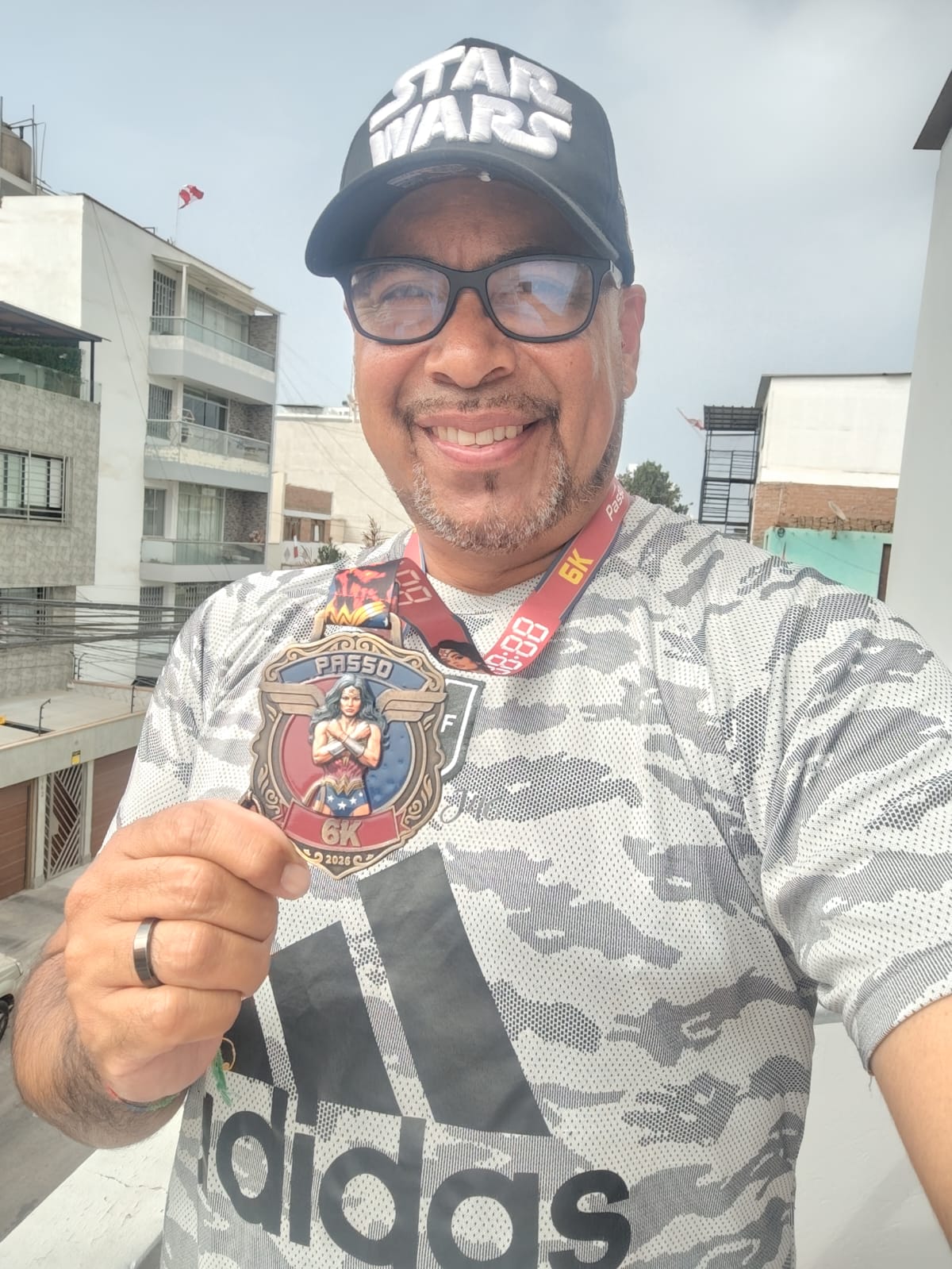 Corredora Passo Runners con su medalla